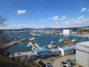 ▲三崎の展望台から見下ろす小名浜漁港