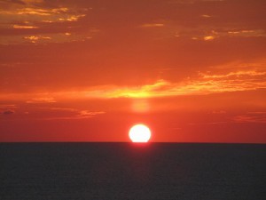 ▲阿久根市で東シナ海の水平線に沈む夕日を見届ける