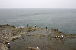 江ノ島の岩場では大勢の釣り人