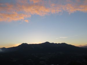 阿蘇外輪山の夜明けの俵山峠からの眺め