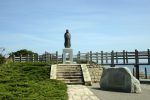 勝浦湾の八幡岬。「お万の方」の像が建っている