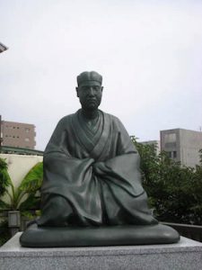 隅田川河畔の「芭蕉庵史跡庭園」の芭蕉像