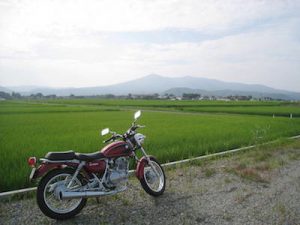 水田の向こうに安達太良山を見る
