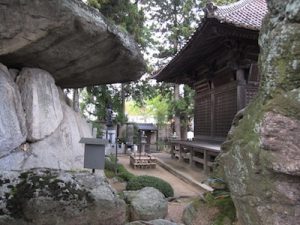 観世寺の岩屋