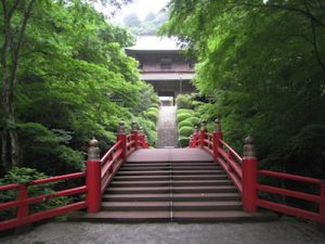 雲岩寺の赤い橋