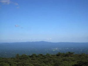 八幡温泉から八溝山を眺める