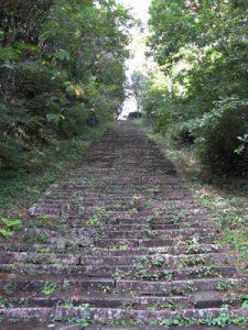 亀岡八幡宮の苔むした石段を登る