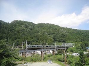 山寺にやってきた。JR仙山線の電車が通り過ぎていく