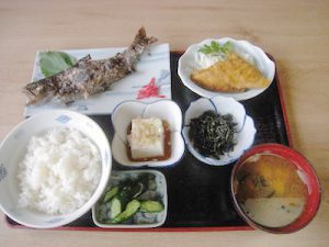 「ますや」のニジマスの塩焼き定食