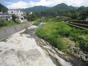 山寺を流れる紅葉川