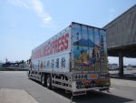 小名浜漁港にやってきた大型トラック