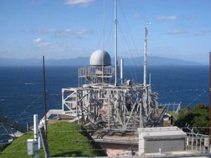 龍飛崎のレーダー基地。対岸の北海道がよく見える
