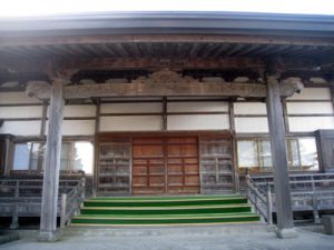 三厩の高台に建つ義経寺