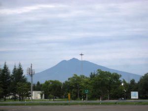 東北道の津軽SAから見る岩木山