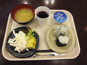 「東横イン」のおにぎり＆味噌汁の朝食