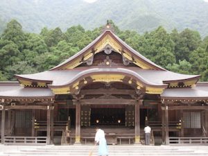 越後の一の宮、弥彦神社の拝殿