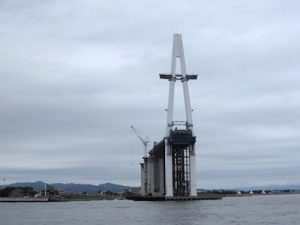 富山新港にかかる橋を建設中
