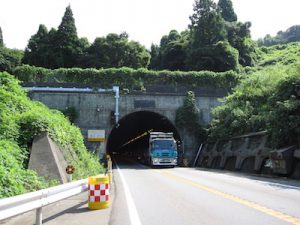 国道8号の「くりからトンネル」
