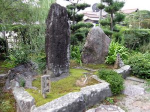 全昌寺境内の「芭蕉塚」と「曽良句碑」