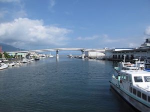 笙の川を渡って敦賀の中心街へ