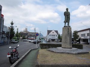 上野市駅前の芭蕉像