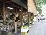山王峠下の国道沿いには地元産の農産物を売る店が並ぶ