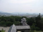 鶴ヶ城の天守閣から会津盆地を見渡す