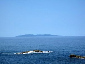 日本海に浮かぶ粟島を見る