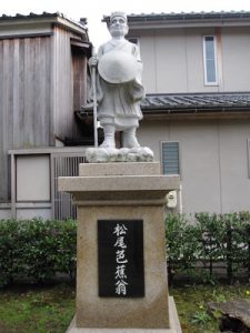 多太神社の芭蕉像