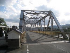 大石田の大橋を渡る