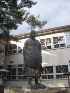 清川の芭蕉像