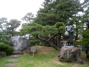 日和山公園の芭蕉像と芭蕉句碑