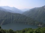 田子倉湖の右手に東北西端の山並みを見る