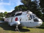 海上自衛隊大湊航空隊の入口に展示されている大型ヘリコプター