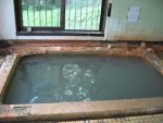 湯倉温泉の共同浴場の湯船
