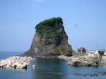日本海にそそり立つ「立岩」