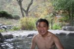 川中温泉「かど半旅館」の露天風呂に入る