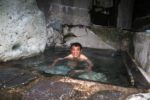 大網温泉の「天然岩風呂」に入る