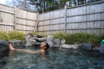 川俣湖温泉「上人一休の湯」の露天風呂に入る