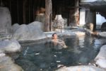 裂石温泉「雲峰荘」の露天風呂に入る