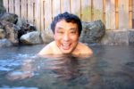 金山沢温泉の露天風呂に入る