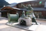 遠山郷温泉「かぐらの湯」前の霜月祭の神楽像