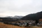開田高原の集落を見下ろす。御岳は雪雲に隠れている