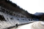 志賀高原の雪道を登っていく