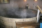 「ホテル小川」の檜の大樽露天風呂