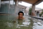 鉢ヶ崎温泉の日帰り湯「すずの湯」の露天風呂に入る