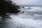 荒波が岩壁にぶち当り、砕け散る加佐ノ岬の風景
