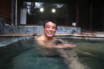 「ニコニコ荘」の露天風呂に入る