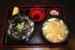 稲取駅前の「海鮮茶屋一丁」で夕食。「アジのちらし丼」を食べる