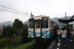 「森の国ぽっぽ温泉」の松丸駅に列車がやってくる